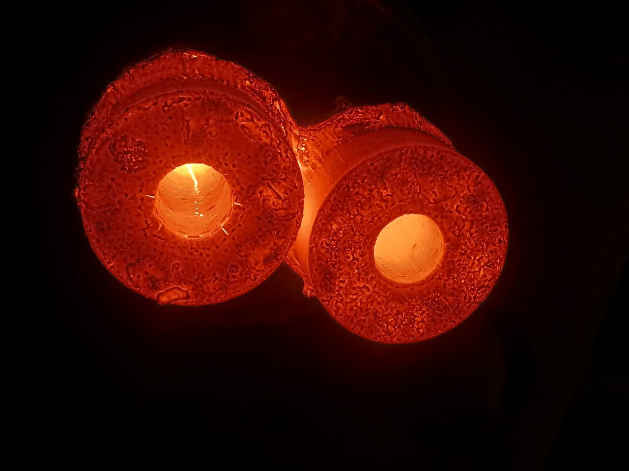 Red-hot ladle shroud nozzles in operation